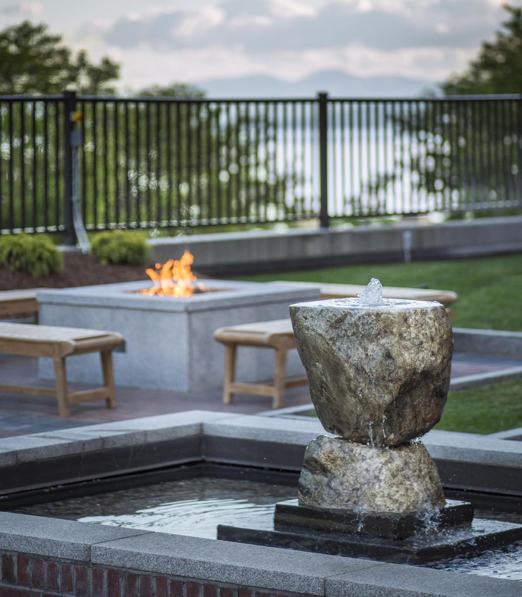 Courtyard Burlington Harbor Hotel Buitenkant foto