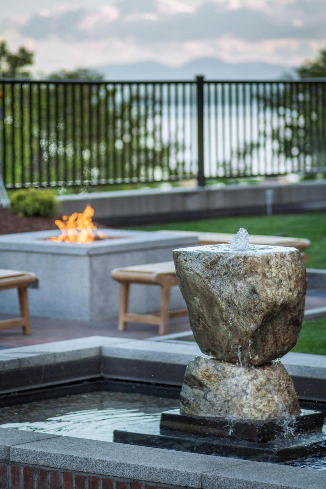 Courtyard Burlington Harbor Hotel Buitenkant foto