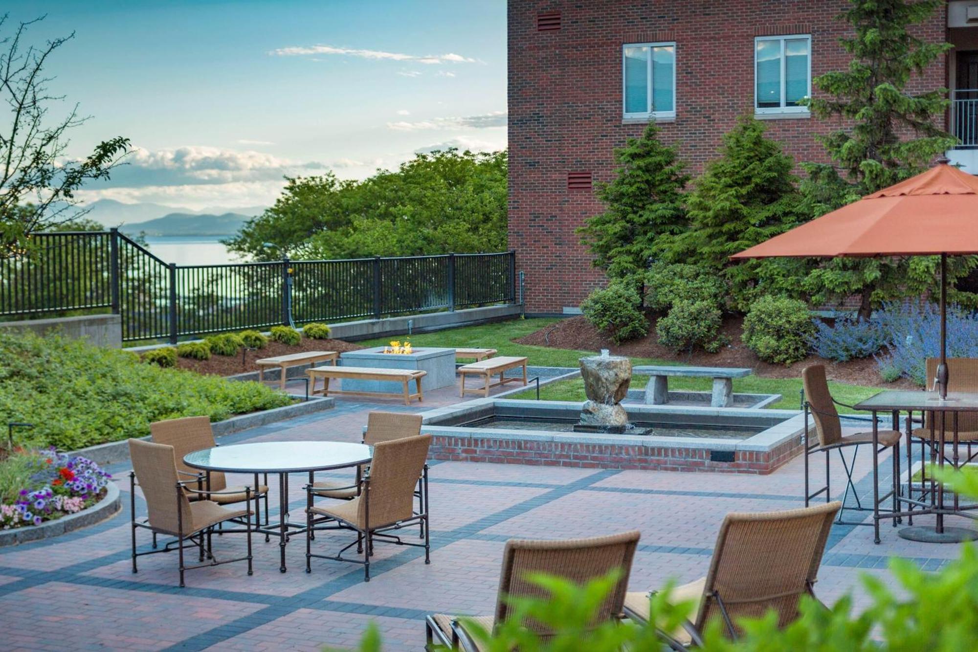 Courtyard Burlington Harbor Hotel Buitenkant foto